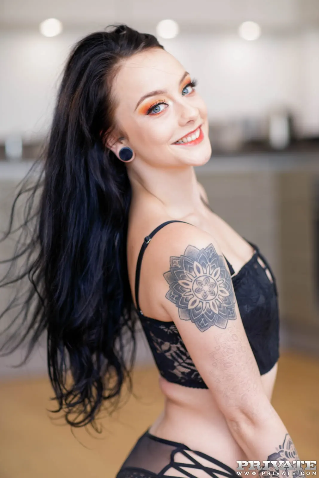 Alessa Savage - La chica mala recompensa al pervertido | Picture (1)